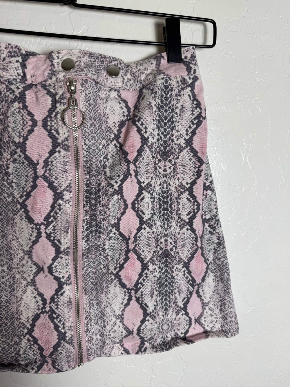 Altar’d State Pink Gray Snakeskin Print Zip-Front Mini Skirt - Picture 5 of 8
